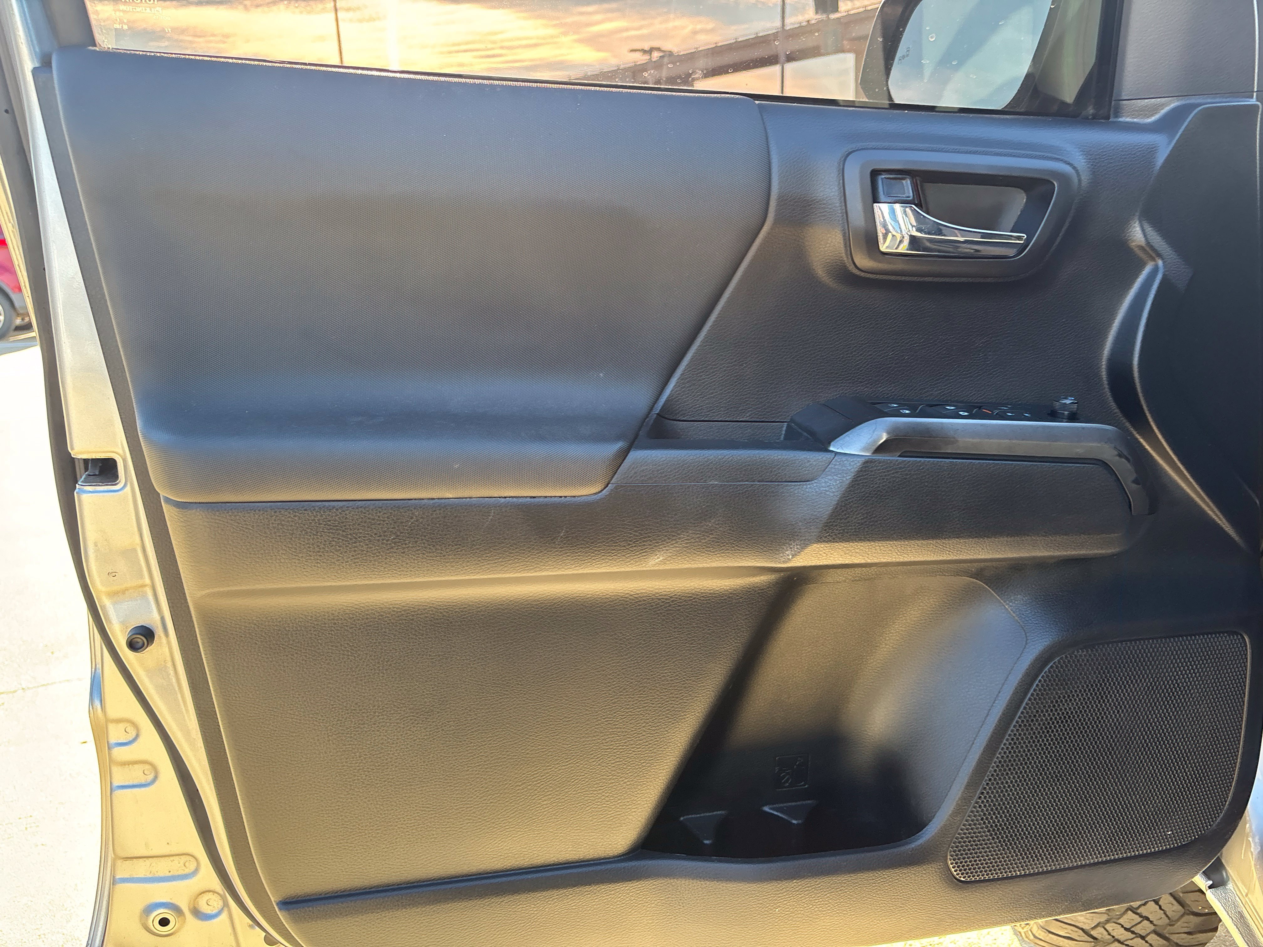 Used 2019 Toyota Tacoma TRD Off-Road w/ Technology Package AWD/4WD image 18