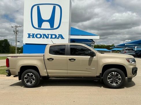 Used 2021 Chevrolet Colorado Z71 w/ Safety Package AWD/4WD image 2
