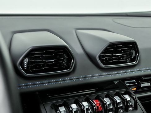 Used 2020 Lamborghini Huracan EVO image 34