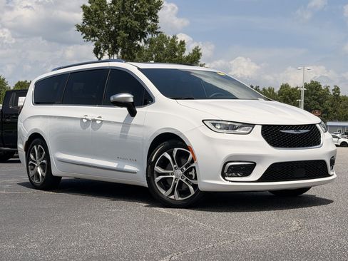 Used 2026 Chrysler Pacifica Pinnacle FWD image 3