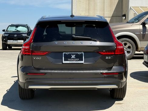 Used 2023 Volvo V60 B5 Cross Country Ultimate w/ Climate Package image 9