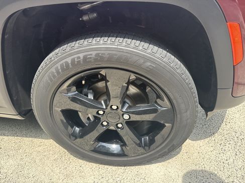 Used 2023 Jeep Grand Cherokee Altitude RWD image 12