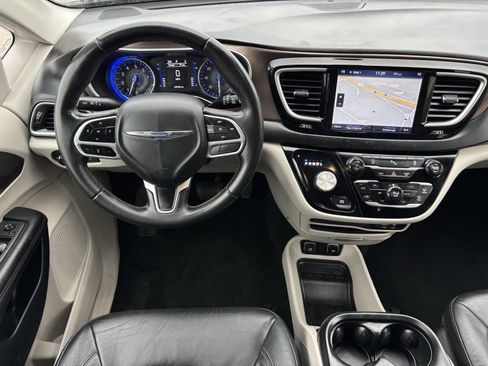 Used 2018 Chrysler Pacifica Touring-L image 3