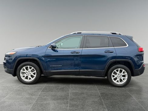 Used 2018 Jeep Cherokee Latitude Plus w/ Cold Weather Group AWD/4WD image 3
