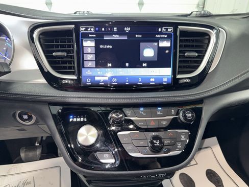 Used 2024 Chrysler Pacifica Select image 29