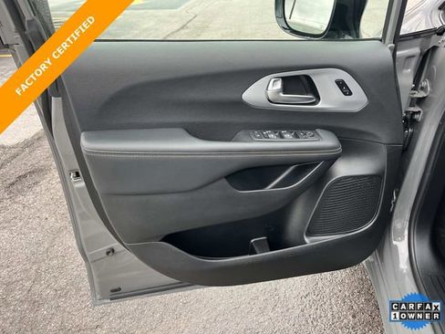 Certified 2025 Chrysler Pacifica Limited image 28