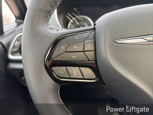 Used 2025 Chrysler Pacifica Limited image 39