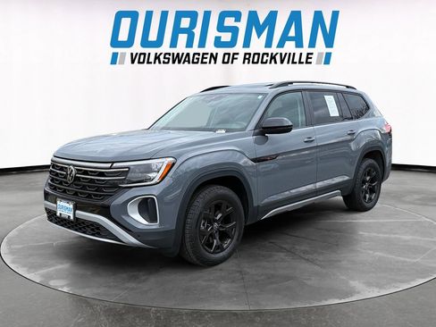 Used 2025 Volkswagen Atlas Peak Edition SE image 2