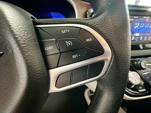 Used 2019 Chrysler Pacifica L FWD image 35