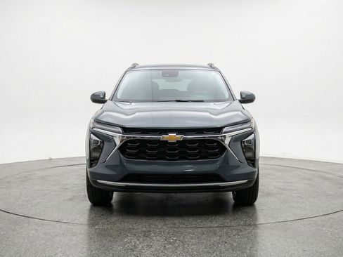 Used 2025 Chevrolet Trax LT FWD image 2