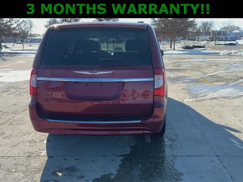 Used 2016 Chrysler Town & Country Touring-L image 7