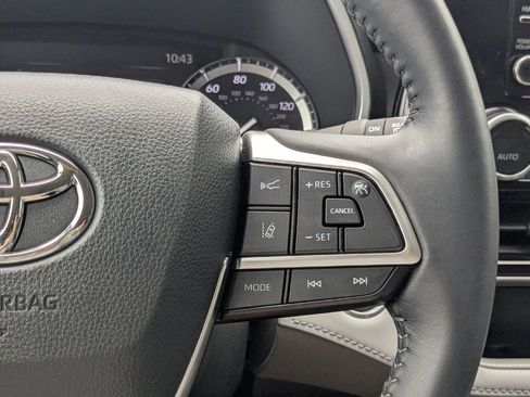 Used 2022 Toyota Highlander XLE image 26