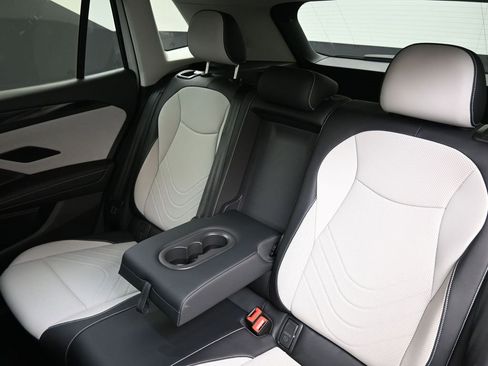 Used 2025 Volkswagen Tiguan SE w/ Panoramic Sunroof Package image 20