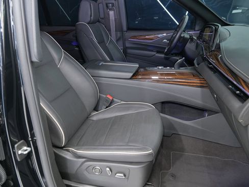 Used 2024 Cadillac Escalade ESV Premium Luxury image 34