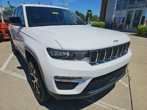 Certified 2025 Jeep Grand Cherokee Limited AWD/4WD image 3