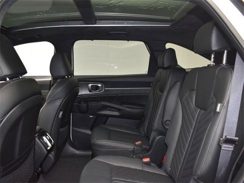 Certified 2025 Kia Sorento SX Prestige image 10