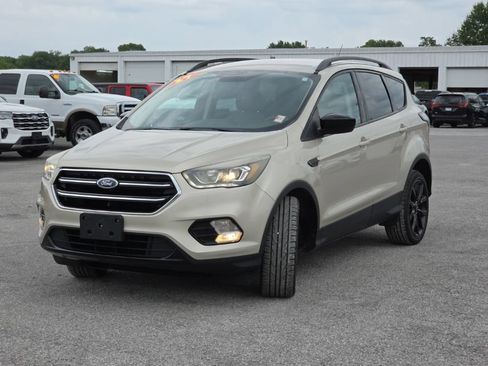 Used 2017 Ford Escape SE w/ Equipment Group 201A FWD image 3