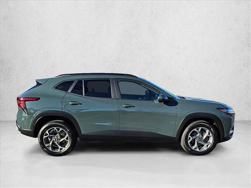 Used 2025 Chevrolet Trax LT FWD image 4