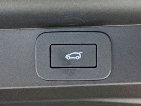 Used 2025 Land Rover Range Rover SE image 13