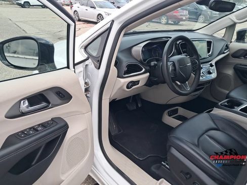 Used 2024 Chrysler Pacifica Touring-L FWD image 15