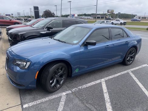 Used 2022 Chrysler 300 Touring w/ Sport Appearance Package RWD image 10