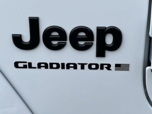 Used 2025 Jeep Gladiator Sport AWD/4WD image 19