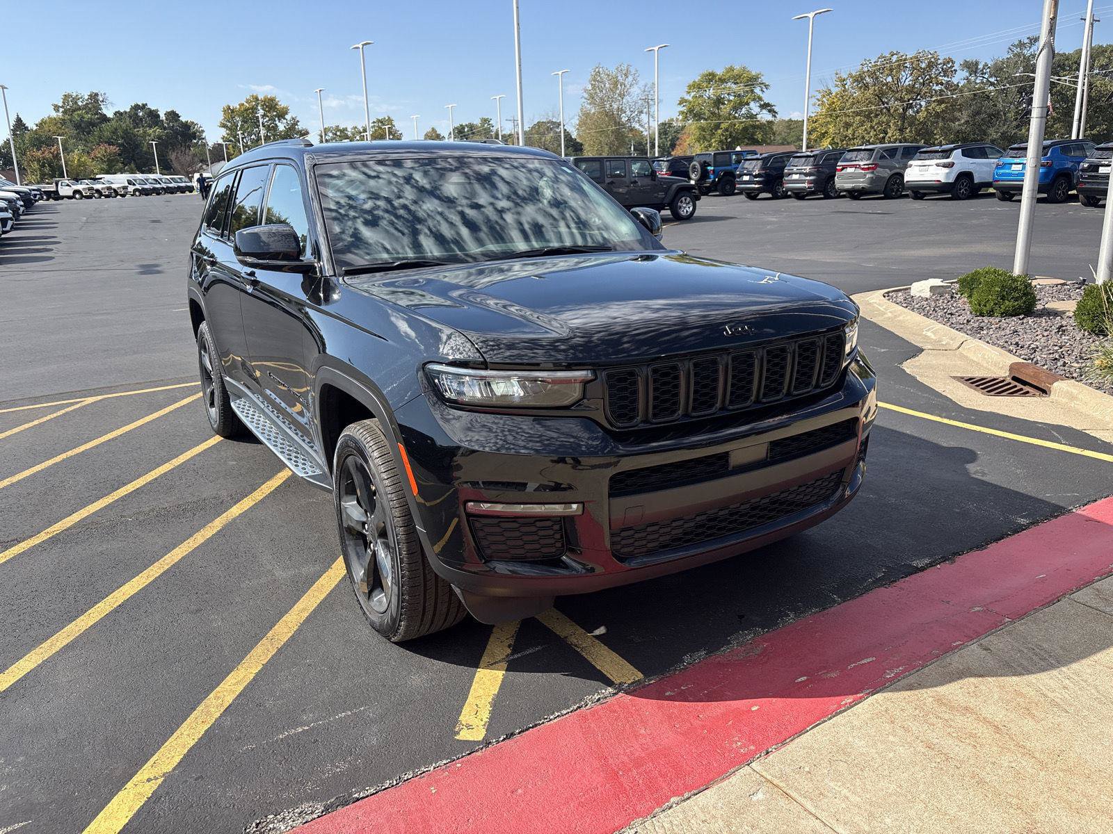 Used 2025 Jeep Grand Cherokee L Limited w/ Black Appearance Package AWD/4WD image 3