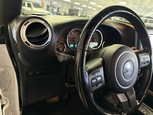 Used 2016 Jeep Wrangler Unlimited Rubicon w/ Connectivity Group AWD/4WD image 18