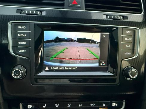 Used 2015 Volkswagen Golf 4-Door FWD image 21