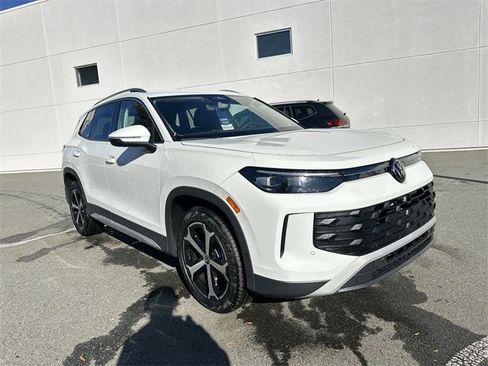 New 2025 Volkswagen Tiguan SE image 7