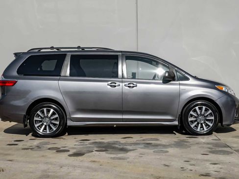 Used 2018 Toyota Sienna XLE image 8