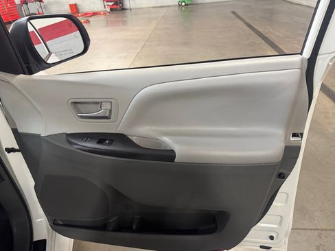 Used 2019 Toyota Sienna LE w/ LE Preferred Package image 16