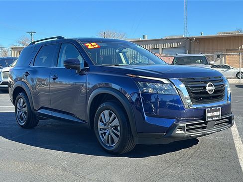 Used 2025 Nissan Pathfinder SV image 10