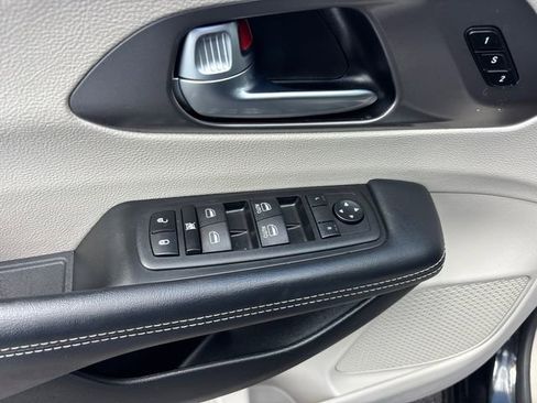 Used 2023 Chrysler Pacifica Touring-L FWD image 16