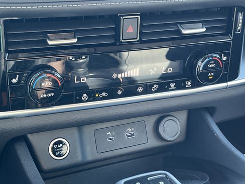 Used 2023 Nissan Rogue SV w/ SV Premium Package image 29