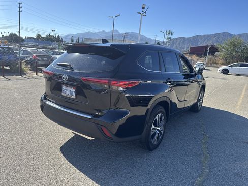 Used 2023 Toyota Highlander XLE FWD image 4