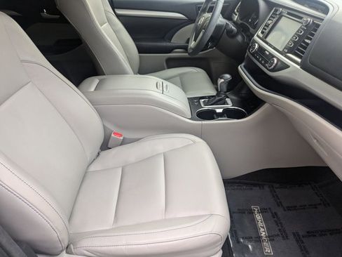 Used 2016 Toyota Highlander XLE image 19