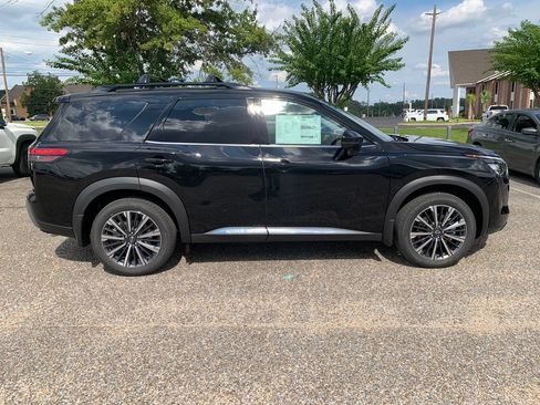 New 2026 Nissan Pathfinder Platinum FWD image 2