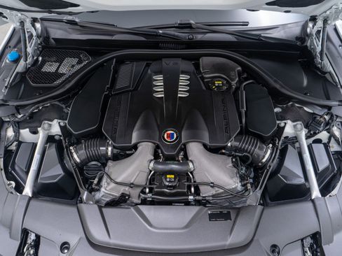 Used 2022 BMW ALPINA B7 xDrive w/ Luxury Rear Seating Package image 12