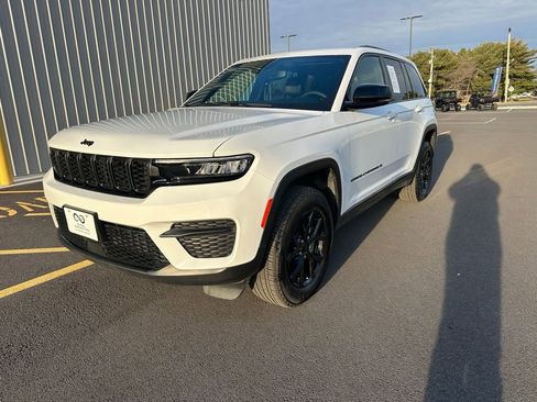 Used 2024 Jeep Grand Cherokee Altitude image 3