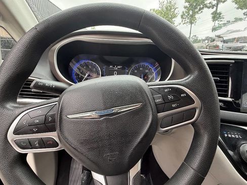 Used 2017 Chrysler Pacifica Touring FWD image 78