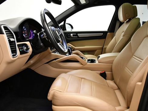 Used 2022 Porsche Cayenne Platinum Edition image 5