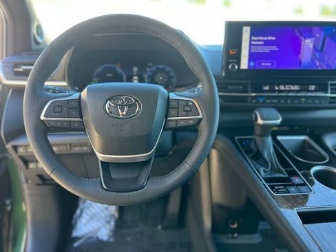 Used 2025 Toyota Sienna Platinum image 13