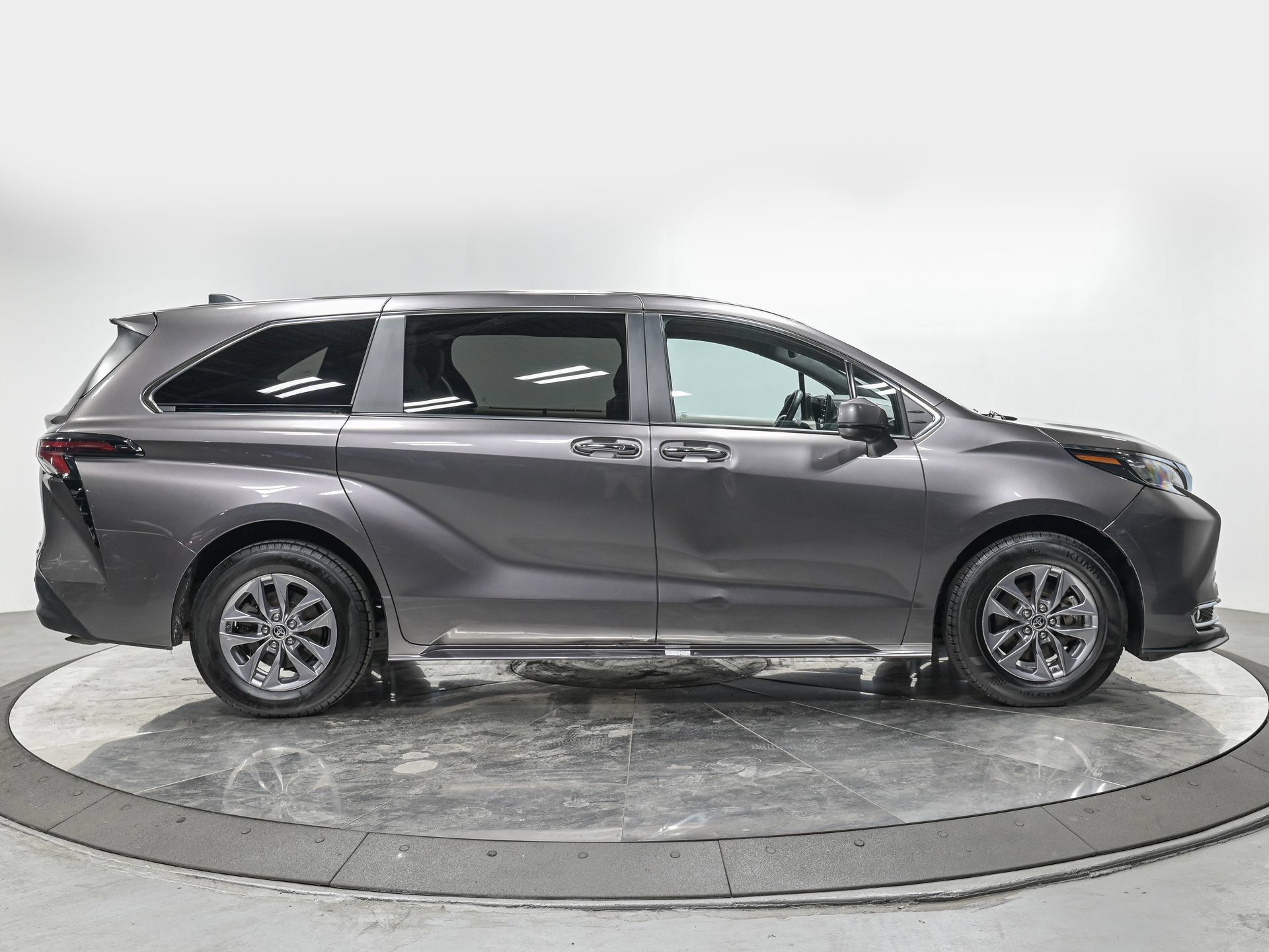 Used 2024 Toyota Sienna XLE FWD image 7