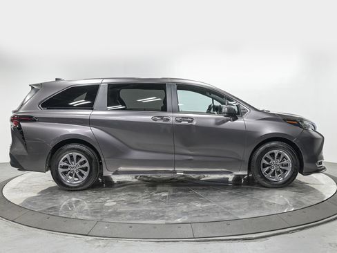 Used 2024 Toyota Sienna XLE FWD image 7