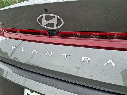 Used 2025 Hyundai Elantra Hybrid FWD image 29