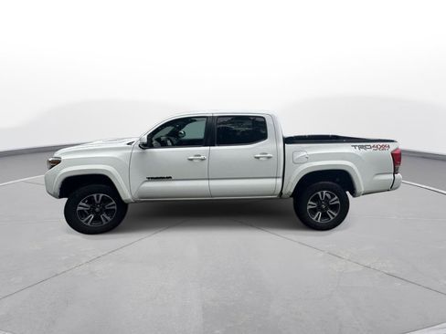 Used 2019 Toyota Tacoma TRD Sport AWD/4WD image 9