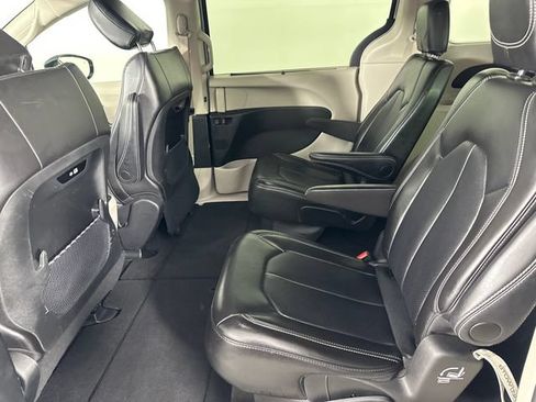 Certified 2024 Chrysler Pacifica Touring-L FWD image 11