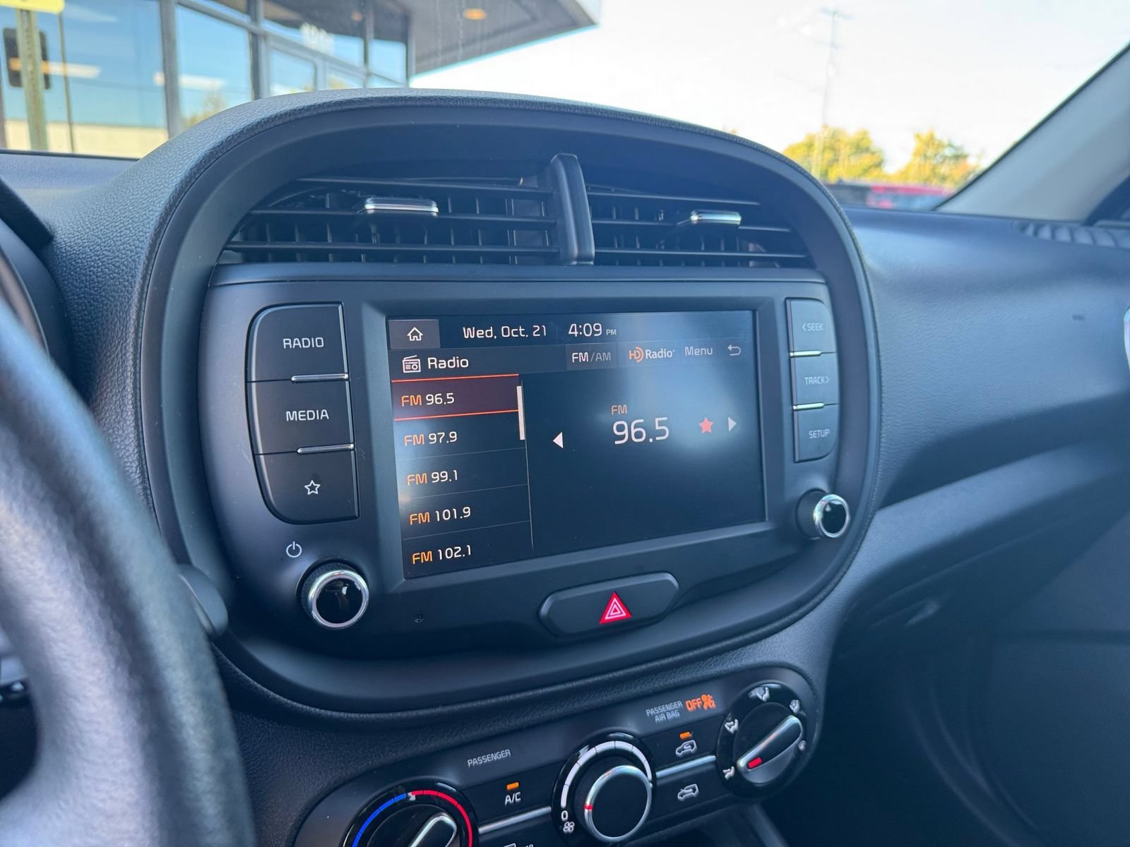 Used 2025 Kia Soul LX w/ LX Technology Package FWD image 19