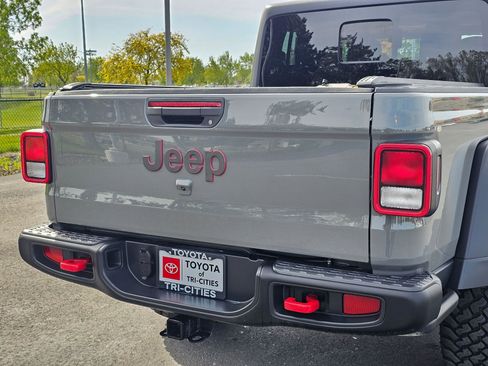 Used 2023 Jeep Gladiator Rubicon w/ Cold Weather Group AWD/4WD image 13